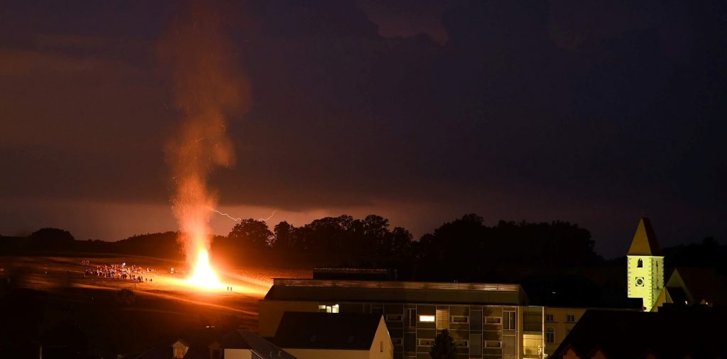 Wann ist sonnwendfeier 2019 | Bergfeuer: Sonnwendfeuer ...